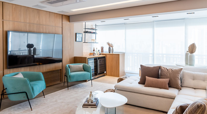 Sala de TV: 6 dicas para criar o ambiente ideal para relaxar e receber Com bebidas sempre geladas à disposição, a sala de TV assume uma função extra de entretenimento – Foto: Erika Urbino | Projeto: Mari Milani + Arquitetas