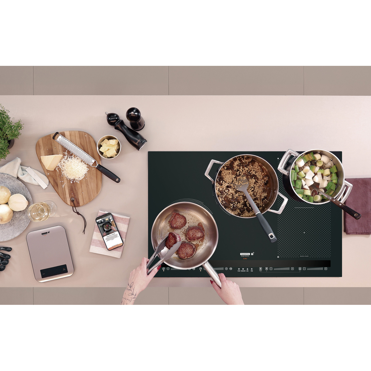 Cooktop Tramontina Guru acompanha balança portátil, colheres medidoras e régua – Foto: Tramontina