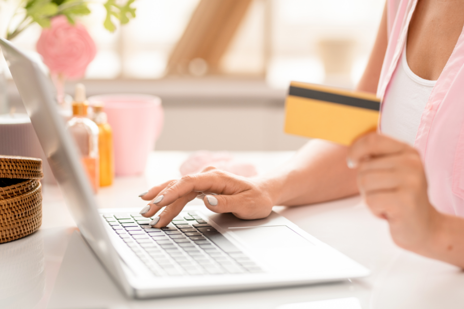 Quando o produto já está definido ou a compra é de reposição, o e-commerce da Obra Fácil atende com mais agilidade – Foto: Envato