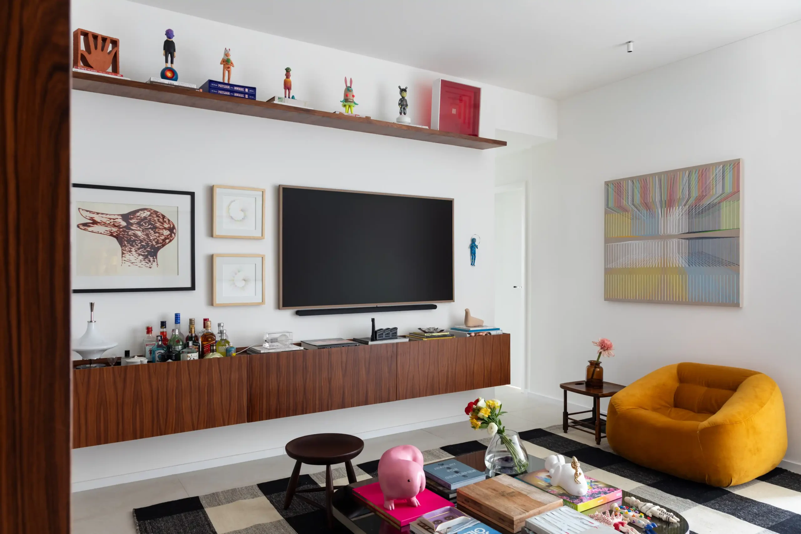 O painel de TV pode ser um móvel, um revestimento ou apenas uma área destacada na parede – Foto: Luiza Schreier/CASACOR | Projeto: Rodolfo Consoli